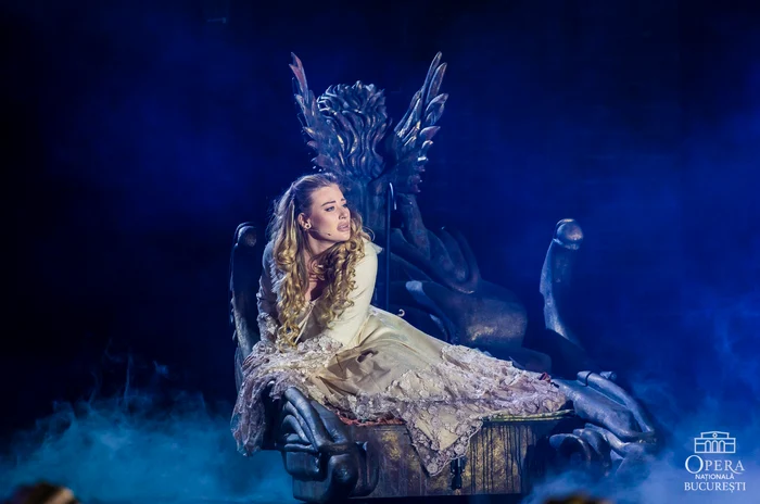 Soprana Irina Baianț, în musicalul “Fantoma de la Operă. FOTO: Opera București