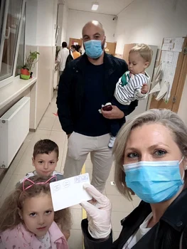 5 mirela vaida la vot cu 3 copii 2 jpg jpeg