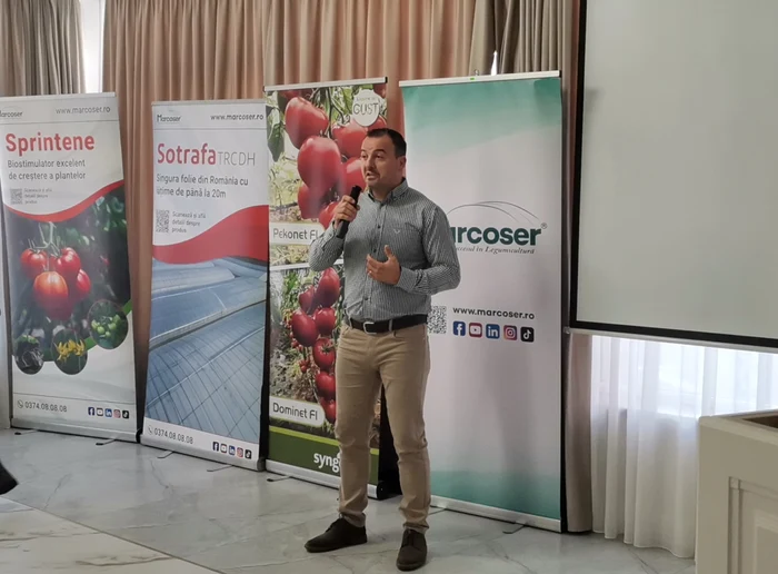 Victor Radu, directorul Casei Unirea, le-a dat legumicultorilor date noi despre depozite FOTO: A. M.