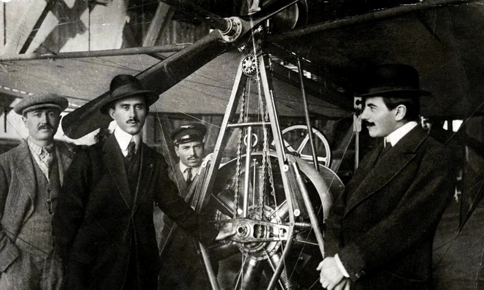 Aurel Vlaicu alături de creația sa, avionul „Vlaicu nr. II” – Fondul documentar al Muzeului Militar Național „Regele Ferdinand I”