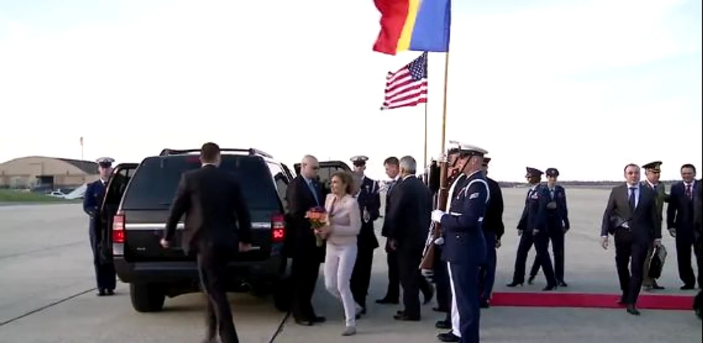 Carmen Iohannis a primit un buchet de flori, la aeroport