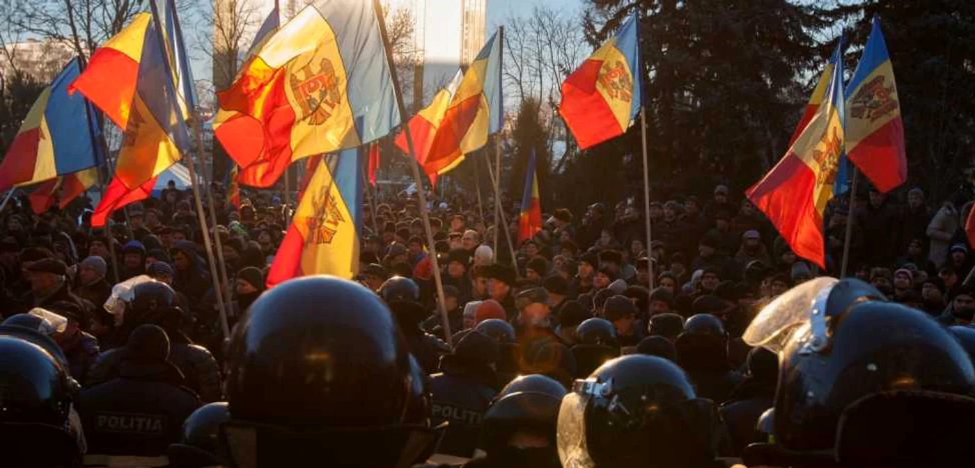 Investirea Guvernului Filip a produs violenţe între oameni şi poliţişti. FOTO Alexandru Tarlev