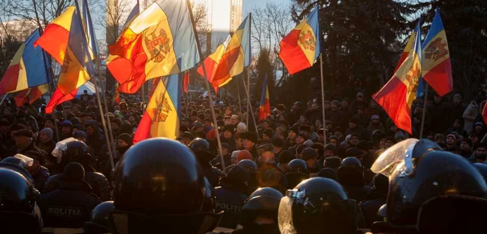 Investirea Guvernului Filip a produs violenţe între oameni şi poliţişti. FOTO Alexandru Tarlev