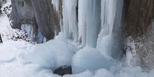 Cascada 7 Scări este un spectacol în zilele de iarnă FOTO Ioan Buciumar