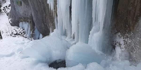 Cascada 7 Scări este un spectacol în zilele de iarnă FOTO Ioan Buciumar