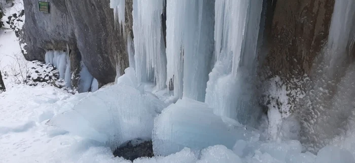 Cascada 7 Scări este un spectacol în zilele de iarnă FOTO Ioan Buciumar