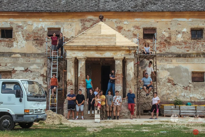 Ambulanţa pentru Monumente - Banat şi-a propus să salveze acest monument, căzut pradă degradărilor, uitat de timp şi de om FOTO Prin Banat/Ambulanţa pentru Monumente