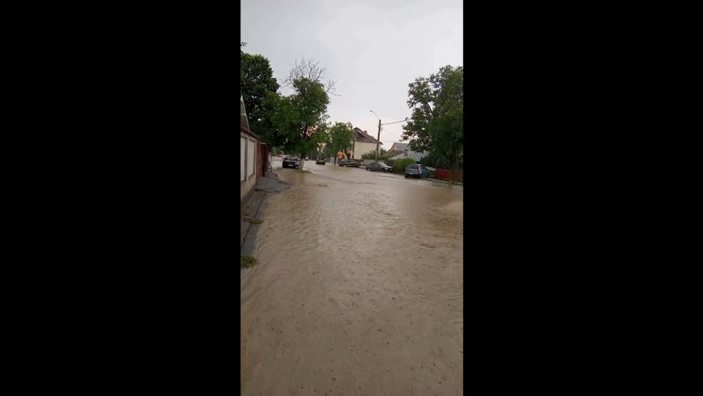 Inundații în Drăgășani. Circulația a fost întreruptă. DN 64, transformat într-o mică Veneție FOTO VIDEO