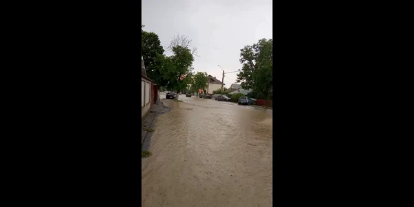 DN64 inundat în Drăgășani Sursă colaj Elena Bălășoiu mp4 thumbnail png