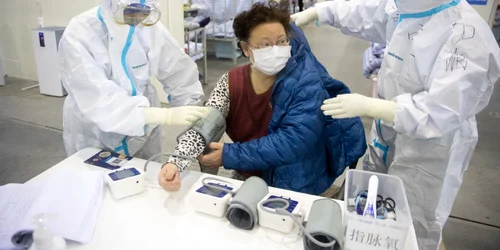 Medicii de la spitalul prefabricat Fang Cang din Wuhan consultă pacienţii 17 februarie 2020 FOTO EPA-EFE