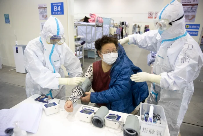 Medicii de la spitalul prefabricat Fang Cang din Wuhan consultă pacienţii FOTO EPA-EFE