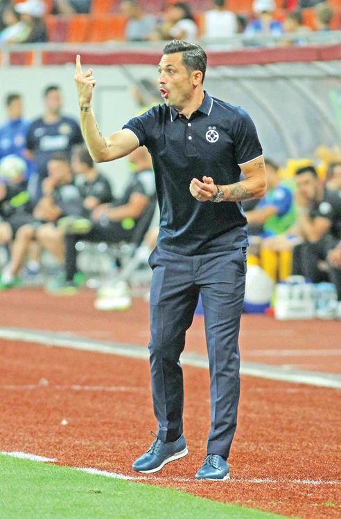 
    Mirel Rădoi  n-a câştigat până  acum nici un meci  oficial din postura de  antrenor al Stelei  