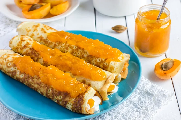 
    Clătite cu gem de caise  