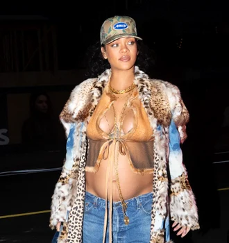 rihanna tinuta burtica la vedere (2) png