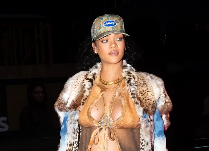 rihanna tinuta burtica la vedere (2) png
