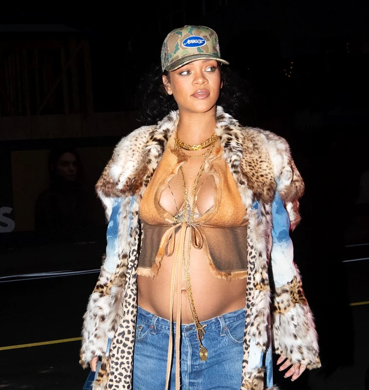rihanna tinuta burtica la vedere (2) png