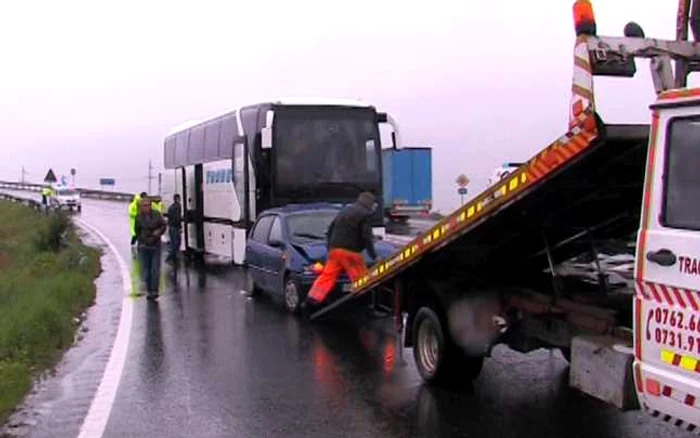 Accidentul s-a produs la orele prânzului, pe sensul de mers dinspre Bucureşti, spre Buzău