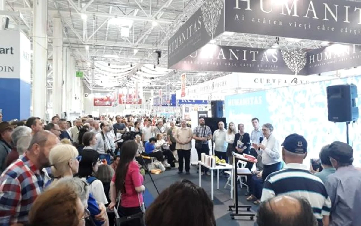 Alături de
Francisca Băltăceanu, Monica Broşteanu şi Horia-Roman Patapievici, la lansare
au fost prezenţi şi câţiva dintre traducătorii-cercetători ai „Bibliei după
textul ebraic”     FOTOGRAFII: Facebook /
Humanitas
