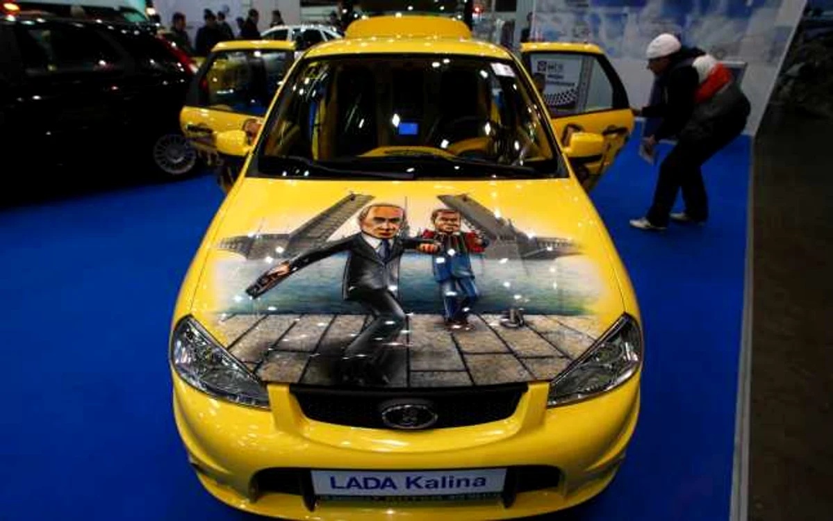 Preşedintele Vladimir Putin şi premierul Dmitri Medvedev într-un colaj de pe un autoturism Lada Kalina  FOTO Reuters