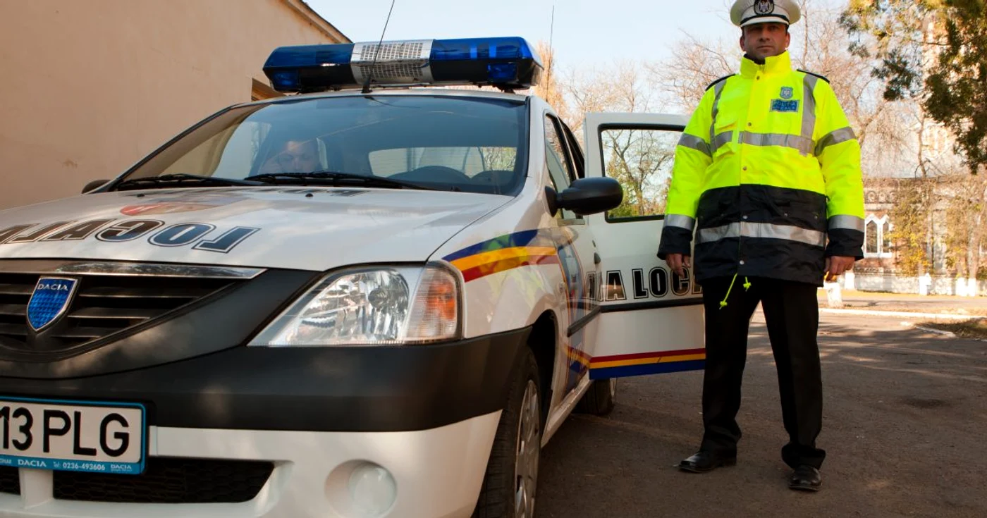 Aceasta este noua uniformă a poliţiştilor locali cu atribuţii rutiere. Foto. Cosmin Costache 