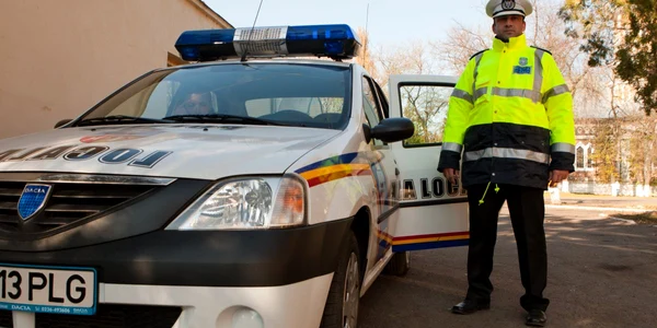 Aceasta este noua uniformă a poliţiştilor locali cu atribuţii rutiere. Foto. Cosmin Costache 