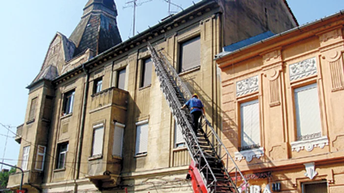 Arad: Arădenii îşi riscă viaţa în zona istorică