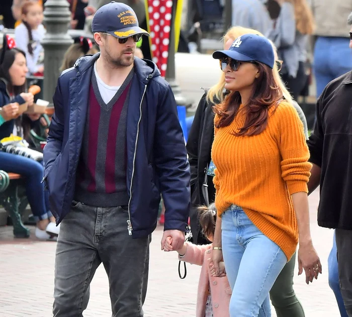 Eva Mendes și Ryan Gosling și-au dus copiii la DisneylandFoto: Profimedia