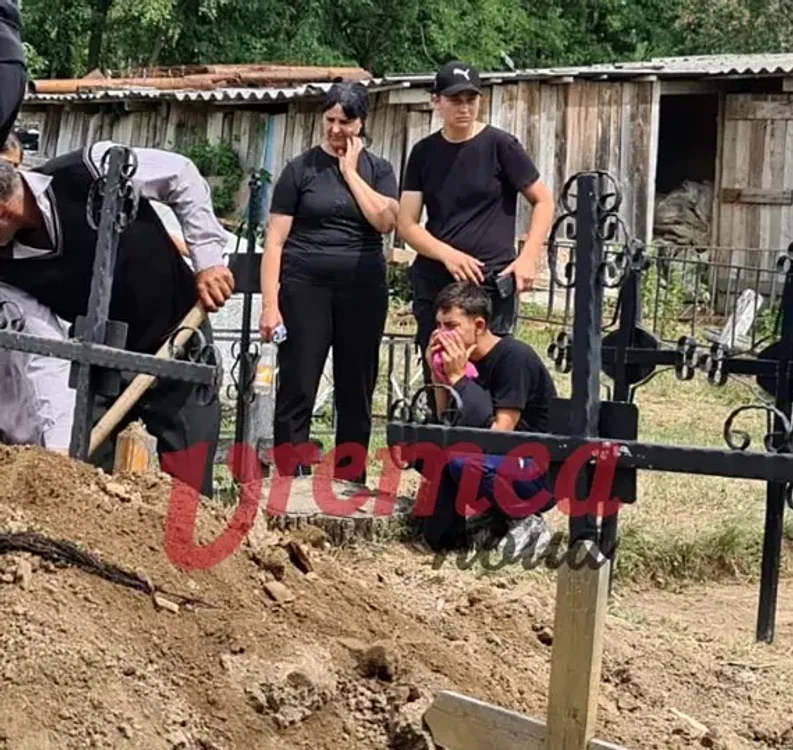 Sergiu, îngencheat de durere la mormântul Alinei / foto: Vremea Nouă
