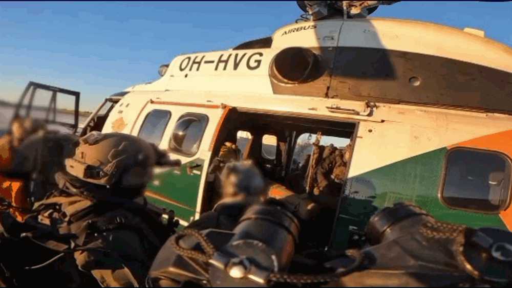 Filmul operațiunii spectaculoase a finlandezilor în Marea Baltică: o navă cu echipaj rus, oprită în forță după tăierea cablurilor submarine 