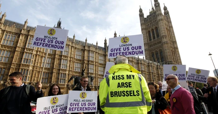 Mulţi cetăţeni britanici cer guvernului de la Londra să le ofere şansă să-şi exprime opţiunea cu privire la apartenenţa Regatului la Uniunea Europeană FOTO Reuters