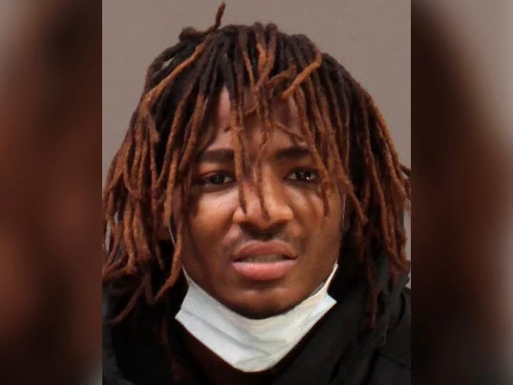Un bărbat a terorizat oameni pe străzile din Philadelphia, purtând o mască înfricoșătoare.