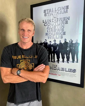 Dolph Lundgren şi afişul filmului "The Expendables"