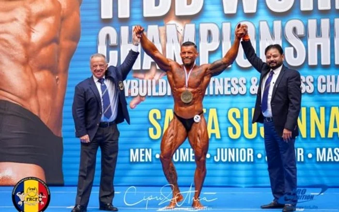 
    Plt. adj. Albert Mufturel, campion mondial şi campion mondial absolut la categoria „Master Men's Classic Bodybuilding 40-44 years, 80 kg FOTO: Romanian Aesthetics  