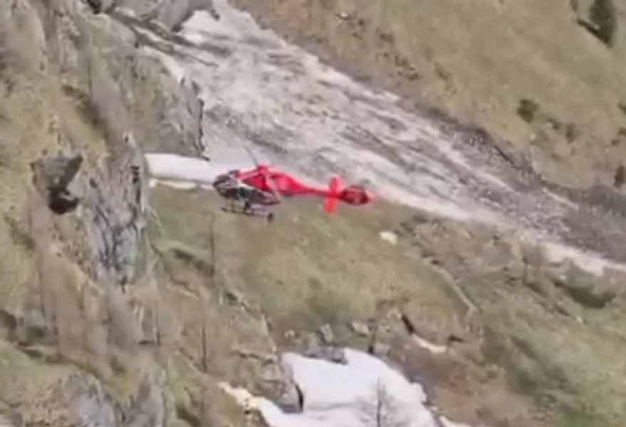Turist bulgar, salvat cu elicopterul după ce a căzut într-o râpă în Jepii Mici