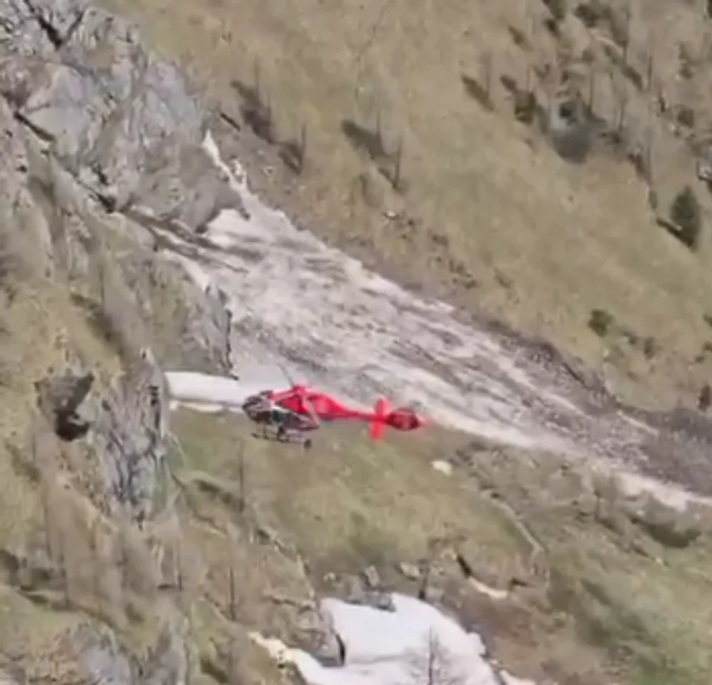 Turist bulgar, salvat cu elicopterul după ce a căzut într-o râpă în Jepii Mici