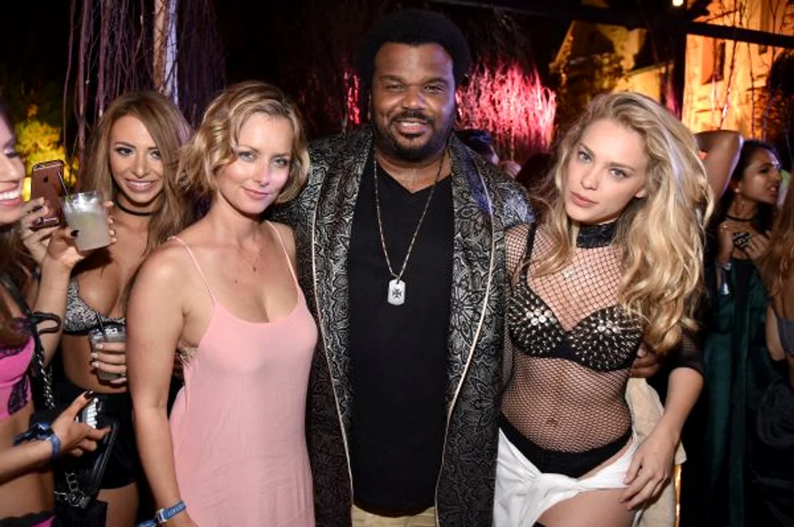 „Iepurașii” Marketa Janska și Kristy Garett, alături de actorul Craig Robinson