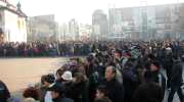 În jur de 2000 de oameni au venit în Piaţa Prefecturii