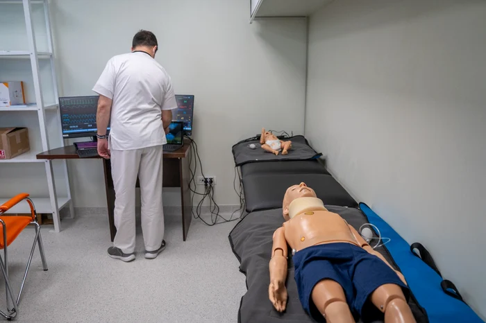 Cu ajutorul echipamentelor, personalul medical își perfecționează tehnicile Foto: CJ Argeș