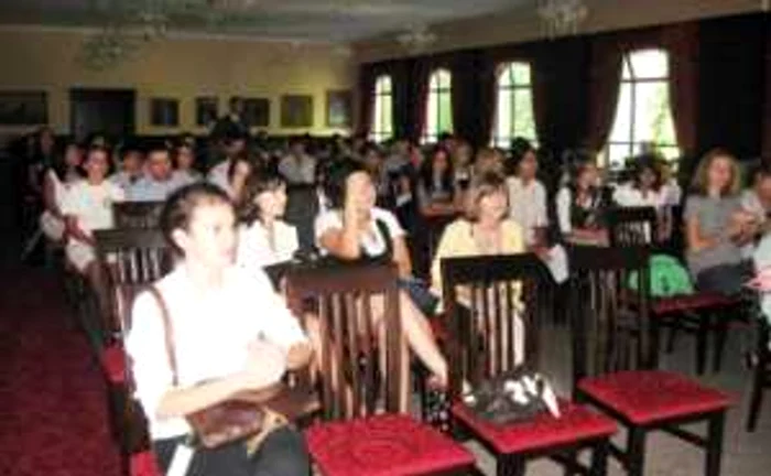 Râmnicu Vâlcea: Voluntarii din nouă judeţe au plantat copaci si au spus „nu violenţei”