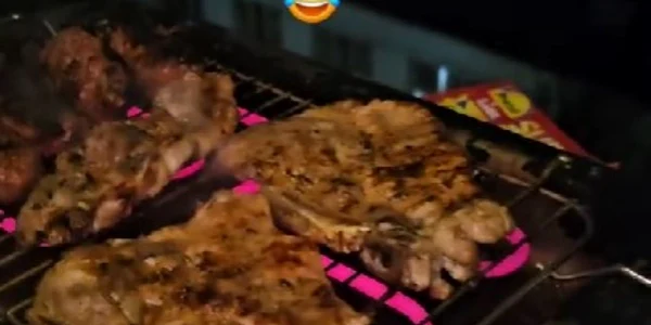 Un bărbat din Capitală a încins un grătar cu mici și ceafă de porc pe pervazul geamului  Foto Captură video TikTok jpg