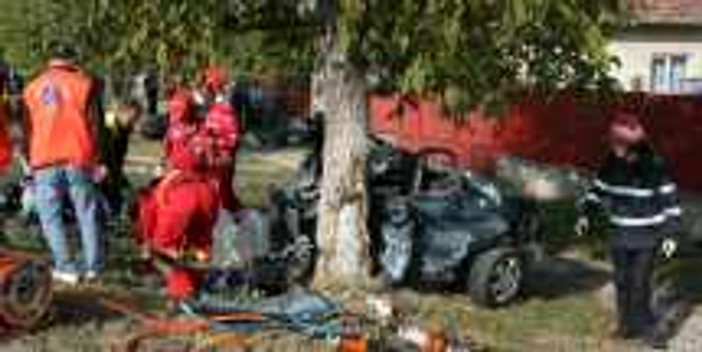 Mașina în care se afla tânărul s-a rupt în două, în urma impactului 