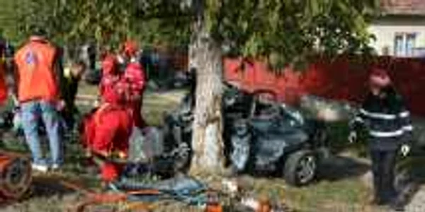 Mașina în care se afla tânărul s-a rupt în două, în urma impactului 