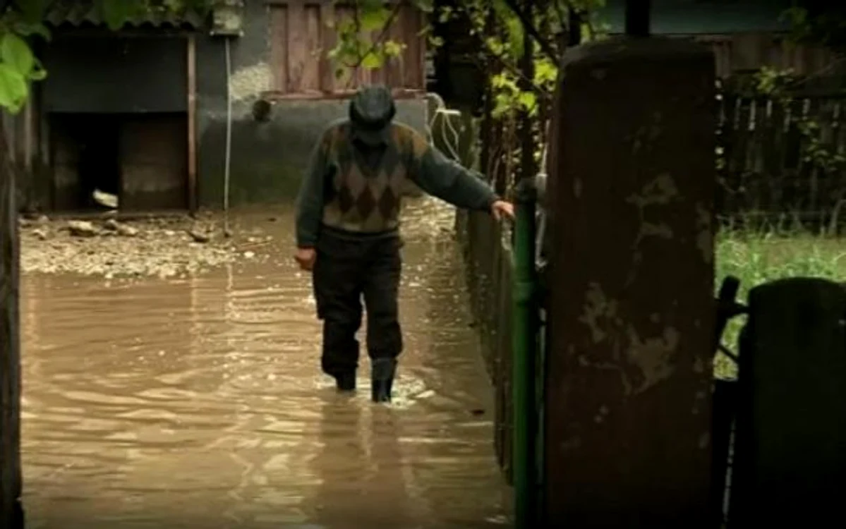 
    Oamenii s-au trezit cu apa în case, după o furtună puternică  