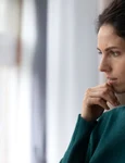 femeie care se gândește  foto   Shutterstock jpg