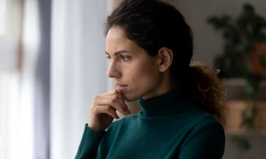 femeie care se gândește  foto   Shutterstock jpg