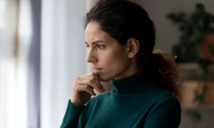 femeie care se gândește  foto   Shutterstock jpg