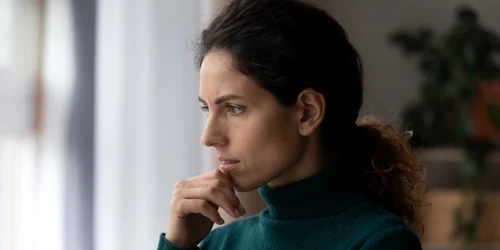 femeie care se gândește foto Shutterstock jpg