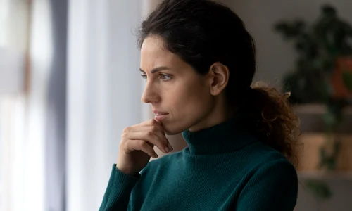 femeie care se gândește foto Shutterstock jpg