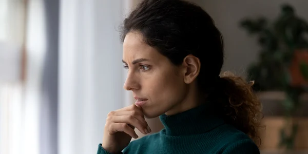 femeie care se gândește  foto   Shutterstock jpg