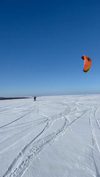 Haz de necazul viscolului din Constanța: kitesurfing pe un câmp cu zăpadă VIDEO